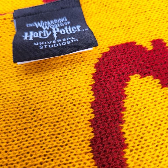 Universal Studios Wizarding World of Harry Potter Gryffindor Reversible Scarf - Picture 6 of 8